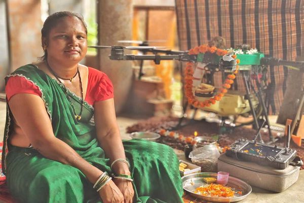 हरेली तिहार में बालोद की ड्रोन दीदियों में दिखी आधुनिकता की झलक