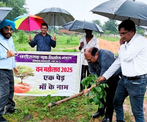 छत्तीसगढ़ गृह निर्माण मण्डल के अधिकारी-कर्मचारियों ने किया पौधरोपण