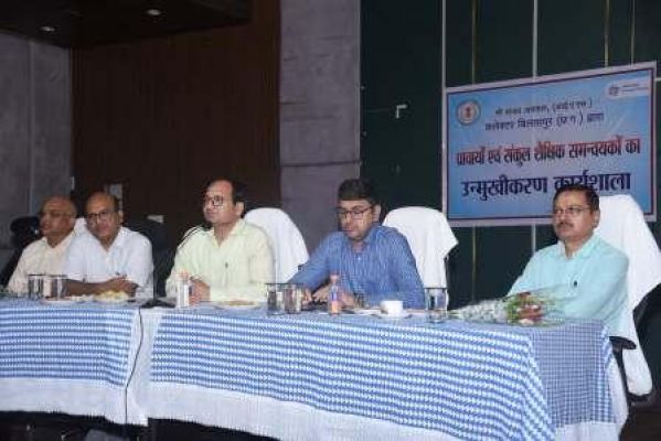 बच्चों के समग्र विकास के लिए बनाएं कार्ययोजना : कलेक्टर