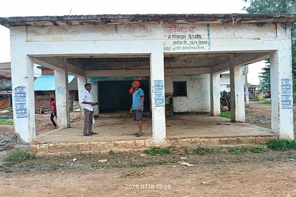  बेलमांड गांव के संस्कृतिक मंच की बदहाली, पिछले कई वर्षों से जीर्णोद्धार की गुहार