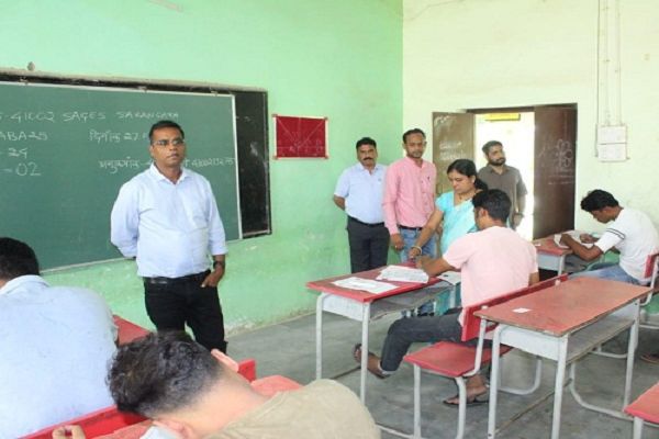 कलेक्टर ने 4 परीक्षा केंद्रों का किया निरीक्षण