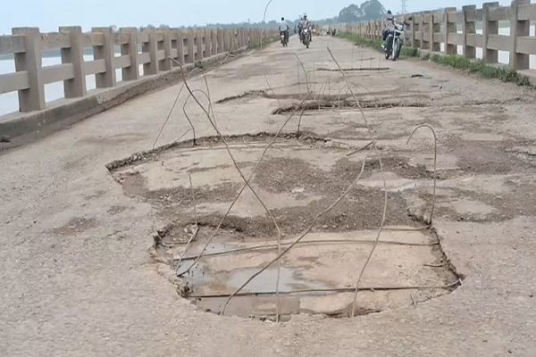 सलिहाघाट पुल बना हादसों का अड्डा: गड्ढे और निकले सरिए दे रहे मौत को न्योता