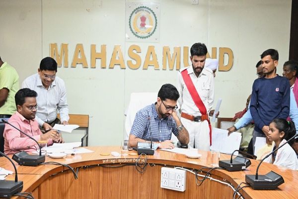 जन चौपाल में कलेक्टर ने सुनी समस्याएं, त्वरित समाधान के निर्देश दिए