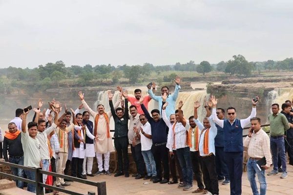 मंत्री श्याम बिहारी जायसवाल ने चित्रकोट जलप्रपात के अद्भुत सौंदर्य का लिया आनंद
