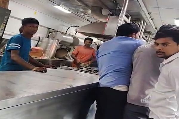 आजाद हिंद एक्सप्रेस में अवैध वेंडरों और पेंट्री मैनेजर के बीच विवाद, मारपीट का वीडियो वायरल