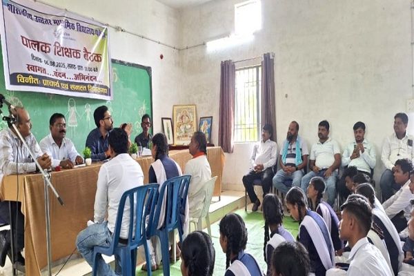 पालक-शिक्षक बैठक में शामिल हुए कलेक्टर, बच्चों और पालकों से की चर्चा