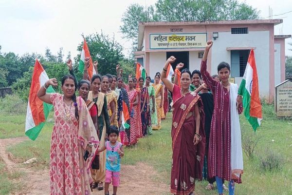 बस्तर में हर घर तिरंगा अभियान: बिहान समूह की दीदियों ने संभाली कमान
