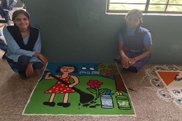 स्कूली बच्चों ने रंगोली और पेंटिंग के माध्यम से दिया देशभक्ति और स्वच्छता का संदेश