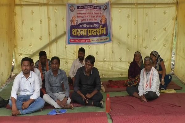 मुआवजे की मांग ले कर अनिश्चितकालीन धरने पर बैठे मलुहा के किसान