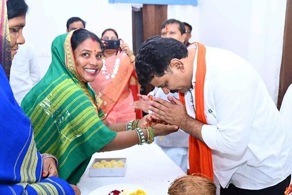 सुकमा में उपमुख्यमंत्री विजय शर्मा को बहनों ने बांधी राखी