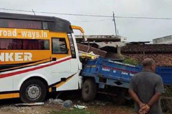  बालोद के कोचवाही में राष्ट्रीय राजमार्ग पर यात्री बस दुर्घटना, सभी यात्री सुरक्षित