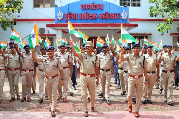 कबीरधाम पुलिस अधीक्षक ने तिरंगे का वितरण कर दिलाई राष्ट्रीय एकता व राष्ट्रीय ध्वज सम्मान की शपथ