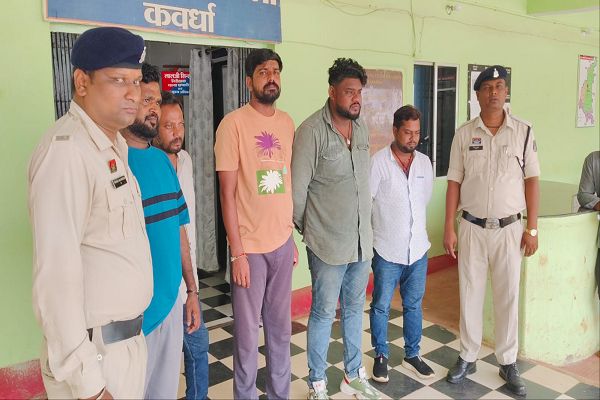 ढाबे में बैठाकर मदिरा पिलवाने वाले ढाबे के मालिक कवर्धा पुलिस की गिरफ्त में।