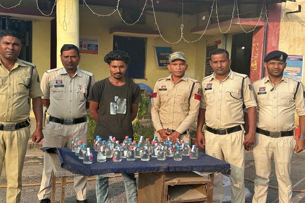 ग्राम मानिकपुर में अवैध शराब बिक्री करने वाले आरोपी पर पुलिस कार्रवाई