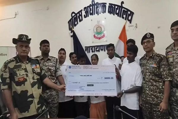 2 महिला समेत 30 लाख के 8 इनामी नक्सलियों ने किया सरेंडर