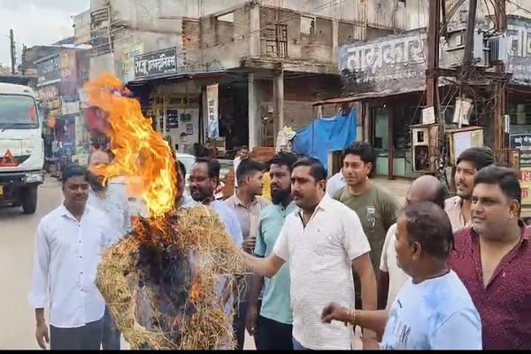  छत्तीसगढ़ चैंबर ऑफ़ कॉमर्स ने किया ट्रम का पुतलादहन 