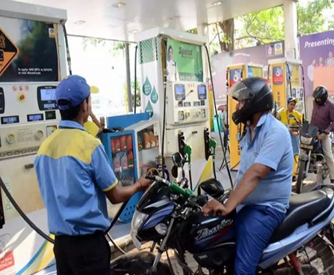 पेट्रोल के लिए हेलमेट अनिवार्य