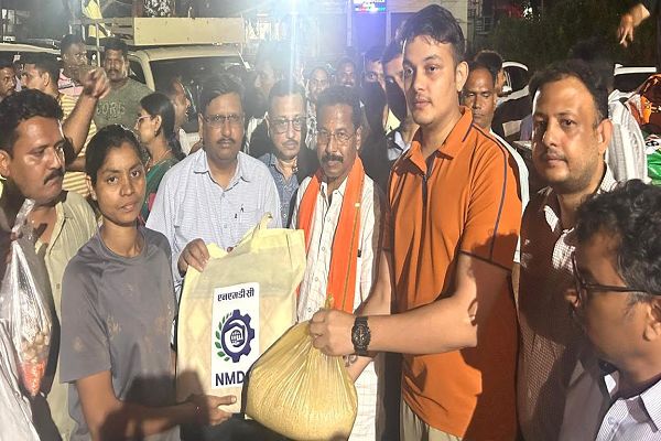 बाढ़ पीड़ितों को राहत सामग्री का किया वितरण।