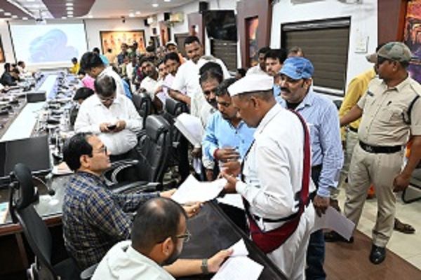 पीएम आवास में रोजगार सहायक पर 31 लाख से ज्यादा के गबन का ग्रामीणों ने लगाया आरोप