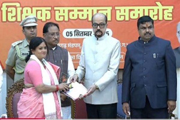 डॉ मुकुटधर पांडेय स्मृति पुरस्कार से सम्मानित हुई शिक्षिका सुनीता यादव