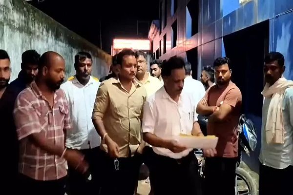 एंबुलेंस में ऑक्सीजन सिलेंडर नहीं होने से बच्ची की मौत