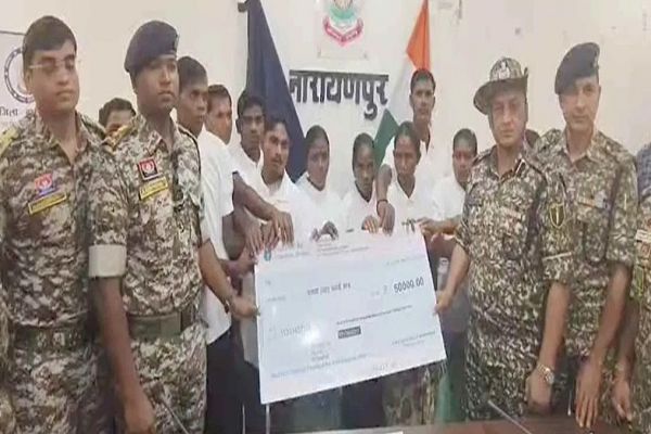 नारायणपुर में 12 नक्सलियों ने किया आत्मसमर्पण