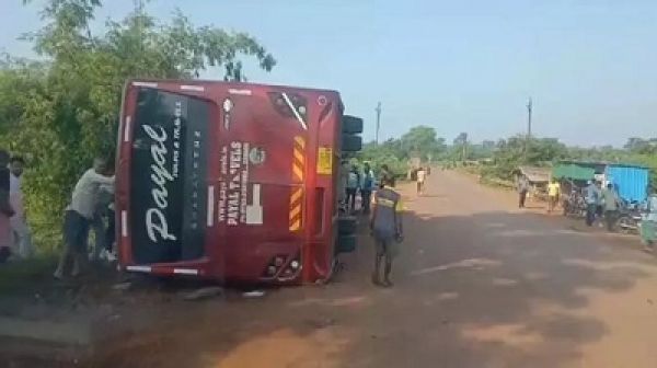 बालोद में CRPF जवान समेत 4 यात्री घायल, बस पलटी