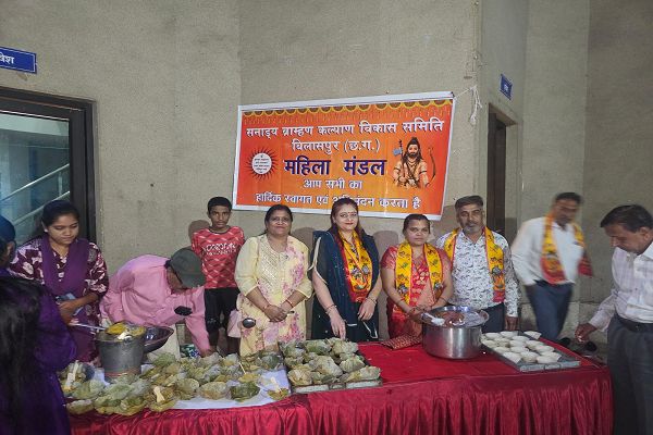  खीर तथा खिचड़ी का प्रसाद वितरण सनाढ्य ब्राह्मण महिला मंडल द्वारा