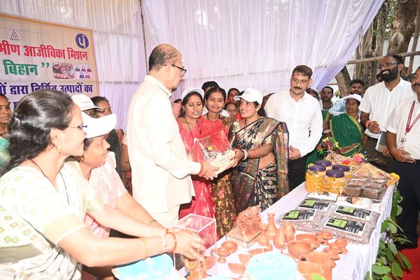  राज्यपाल ने भोरमदेव मंदिर परिसर में किए बिहान स्टॉलों का अवलोकन, लखपति दीदियों से की मुलाकात