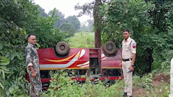 धमतरी में बस पलटने से मासूम की मौत, कई यात्री घायल