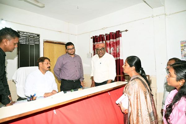 कलेक्टर श्री गोपाल वर्मा ने बोड़ला तहसील न्यायालय का किया औचक निरीक्षण, लंबित  प्रकरणों के शीघ्र निराकरण के दिए निर्देश