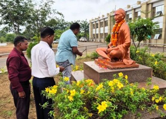  अपर कलेक्टर लकरा ने राष्ट्रपिता महात्मा गांधी के जयंती पर उनके प्रतिमा पर माल्यार्पण किया