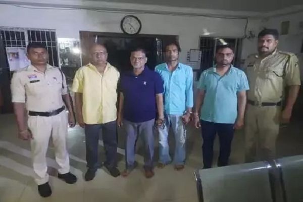 नेता समेत 4 फ्रॉड गिरफ्तार, 22 लाख की ठगी मामले में एक्शन