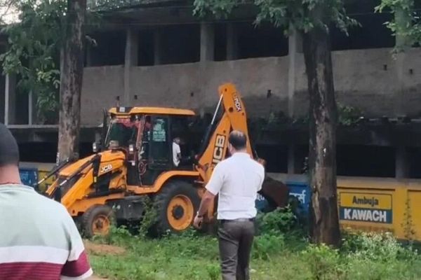 गरियाबंद में बड़ी कार्रवाई: नेशनल हाइवे किनारे बनी 22 अवैध दुकानें ढहाई गईं