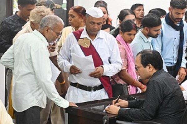  कलेक्टर ने जनदर्शन में सुनी लोगों की समस्याएं