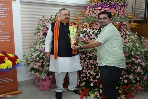  गरियाबंद जिला कोषाध्यक्ष अजय रोहरा ने पुष्पगुच्छ भेंट कर दी विधानसभा अध्यक्ष  डॉ. रमन सिंह को जन्मदिन की बधाई