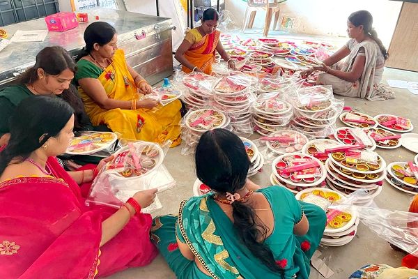 स्व-सहायता समूहों की मेहनत में रंग भर रहा है बिहान बाजार