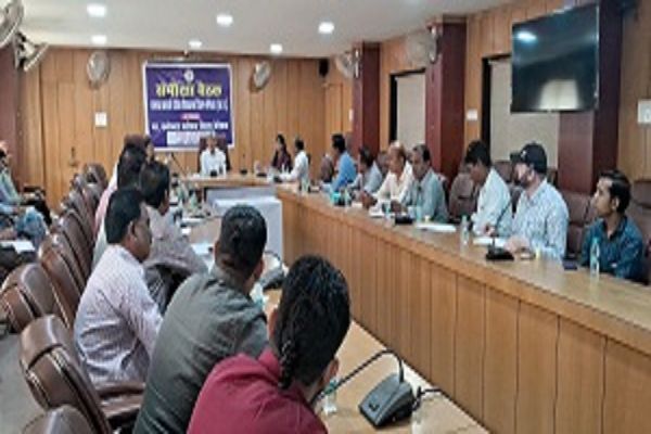 स्वामी आत्मानंद विद्यालयों के प्राचार्यों की कलेक्टर ने ली समीक्षा बैठक