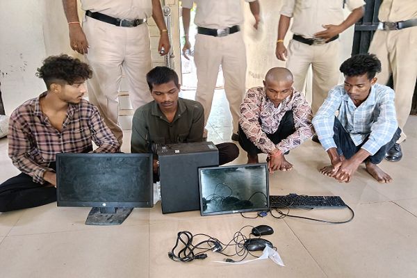  मोखा हाईस्कूल में कंप्यूटर चोरी का खुलासा : चारों आरोपी गिरफ्तार, चोरी का सामान खरीदने वालों पर भी केस