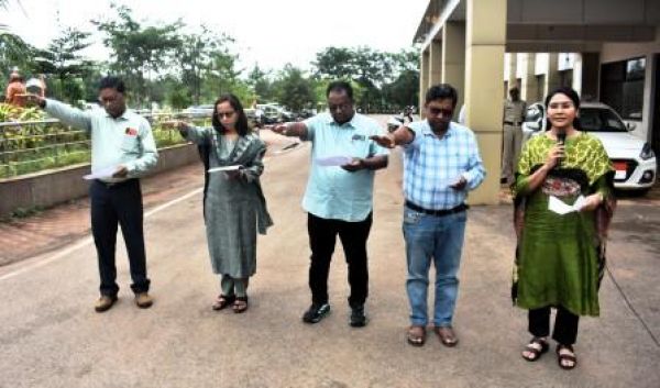 जिले के अधिकारी-कर्मचारियों ने ली राष्ट्र की एकता और अखण्डता को बनाए रखने की शपथ