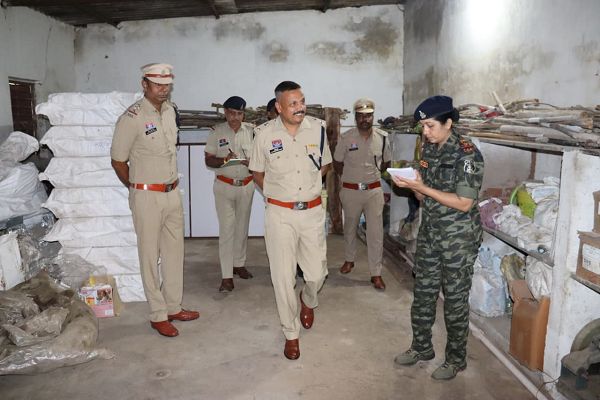  पुलिस अधीक्षक धर्मेंद्र सिंह द्वारा थाना पंडरिया का वार्षिक निरीक्षण किया गया।