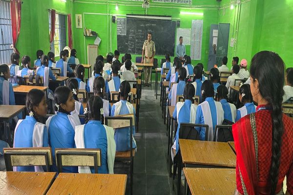  ग्राम मालगांव हाई स्कूल में पुलिस द्वारा हुआ जागरूकता व मार्गदर्शन कार्यक्रम
