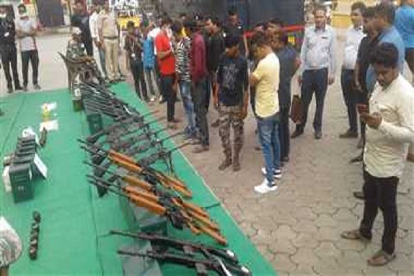  कबीरधाम पुलिस द्वारा अत्याधुनिक हथियारों की प्रदर्शनी