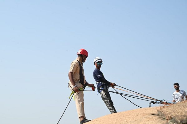 जशपुर जम्बुरी 2025 : देशदेखा में 120 पर्यटक ले रहे रॉक क्लाइंबिंग का रोमांच, विशेषज्ञों की निगरानी में सुरक्षित साहसिक अनुभव