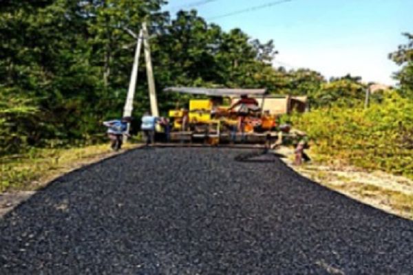 जशपुर में सड़कों की सूरत निखर रही&mdash; 4 करोड़ 50 लाख की लागत से बी.टी. पेच रिपेयर कार्य तेज़ी से जारी