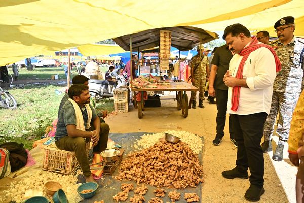 उपमुख्यमंत्री श्री विजय शर्मा पहुंचे गीदम के साप्ताहिक बाजार