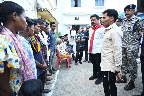  उपमुख्यमंत्री श्री विजय शर्मा ने पुनर्वास केंद्र में पुनर्वासित युवाओं से की आत्मीय भेंट