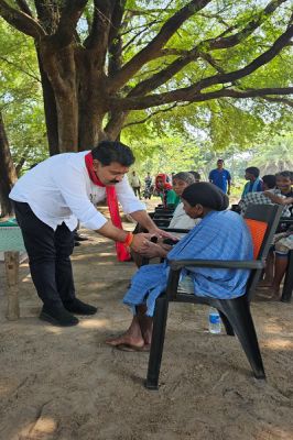 नक्सल लीडरों के परिजनों से मुलाकात कर उपमुख्यमंत्री ने की पुनर्वास की अपील