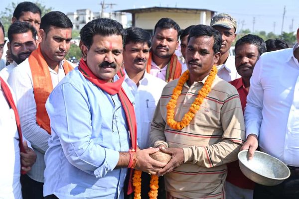 उपमुख्यमंत्री श्री विजय शर्मा ने महराजपुर से धान खरीदी का किया शुभारंभ