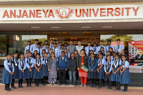  स्वामी आत्मानंद के छात्रों ने किया युनिवर्सिटी का शैक्षणिक भ्रमण